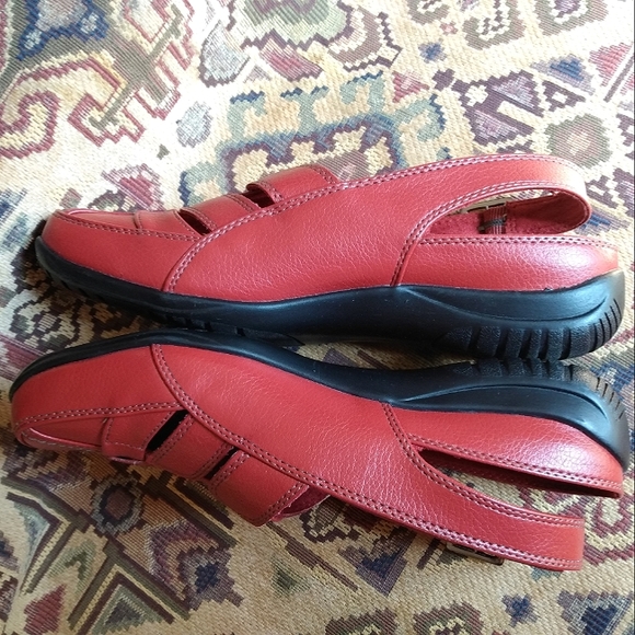 NWB Easy Street Comfort Wave Slingback Sandals w/Arch Support - Picture 3 of 9